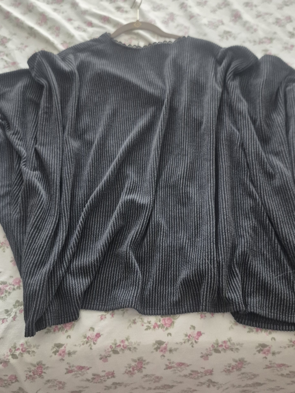Three Bird Nest Black Pleated Open-Front Cape - Picture 3 of 3